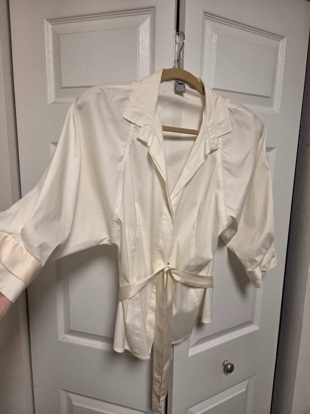 Fited Stretch blouse with elegant puff sleeves, silk detailing, and a silk belt